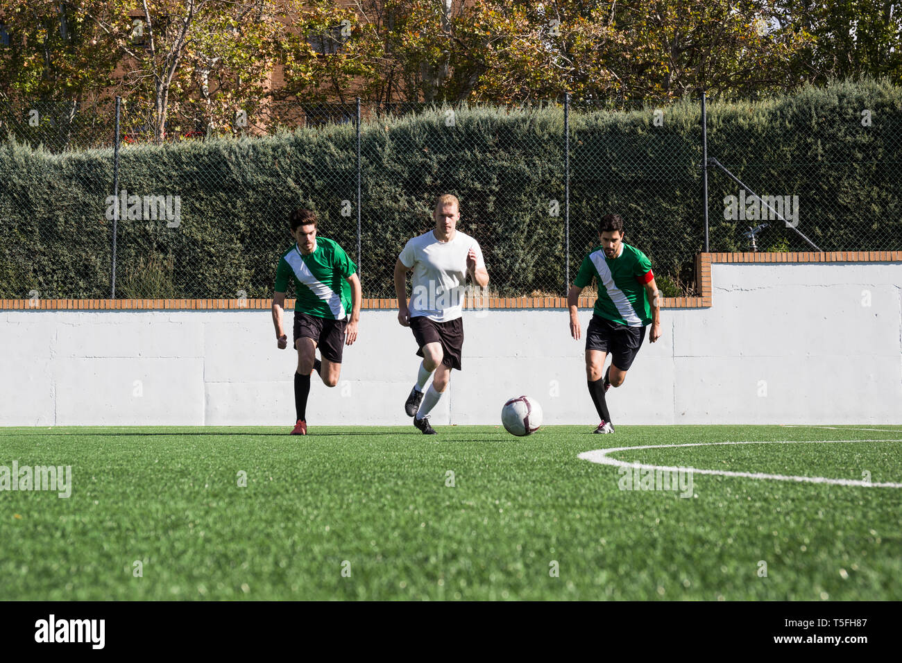 Les joueurs de football pendant un match sur le terrain Banque D'Images