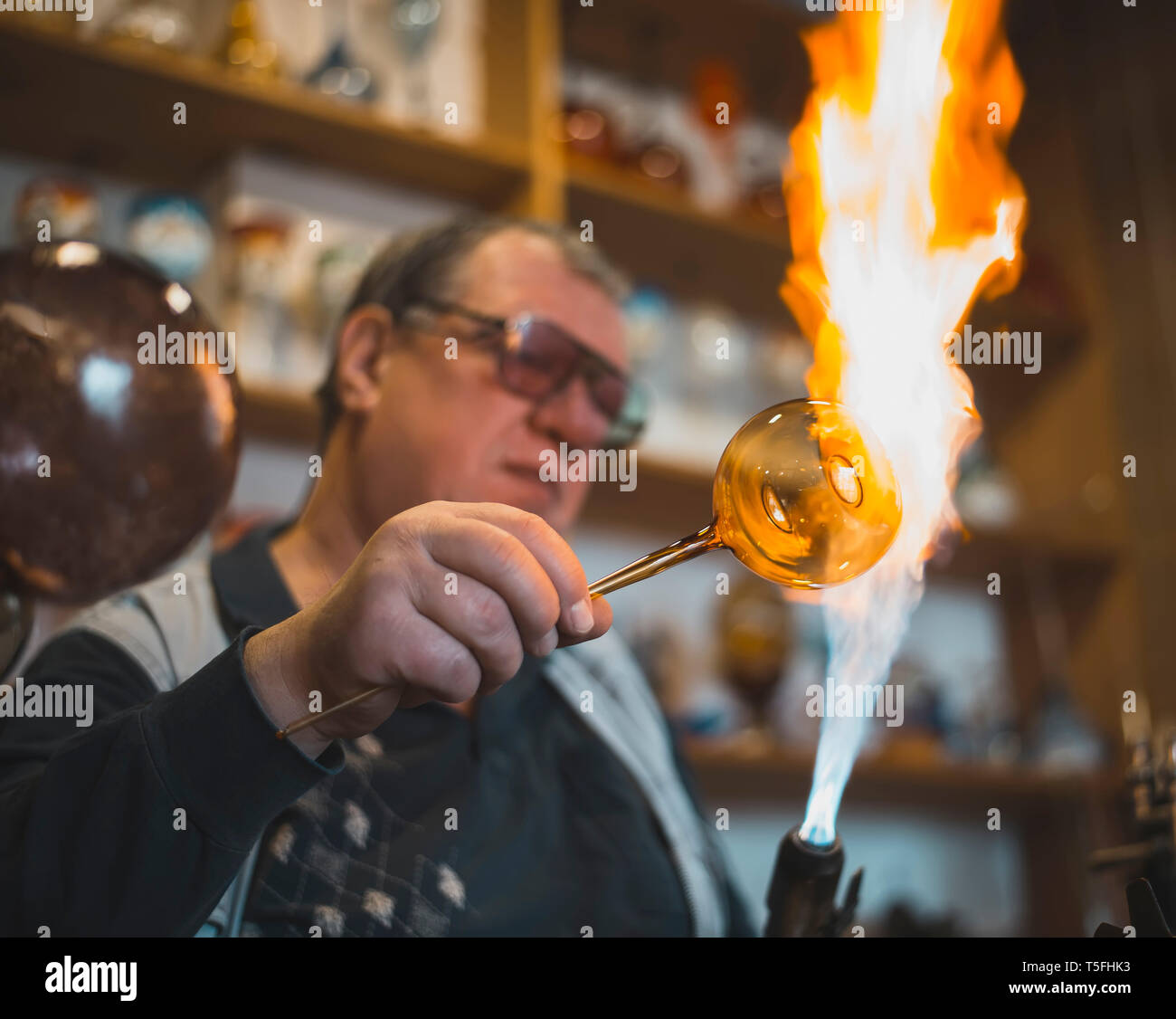 Souffleur de verre verre fusion formant Banque D'Images