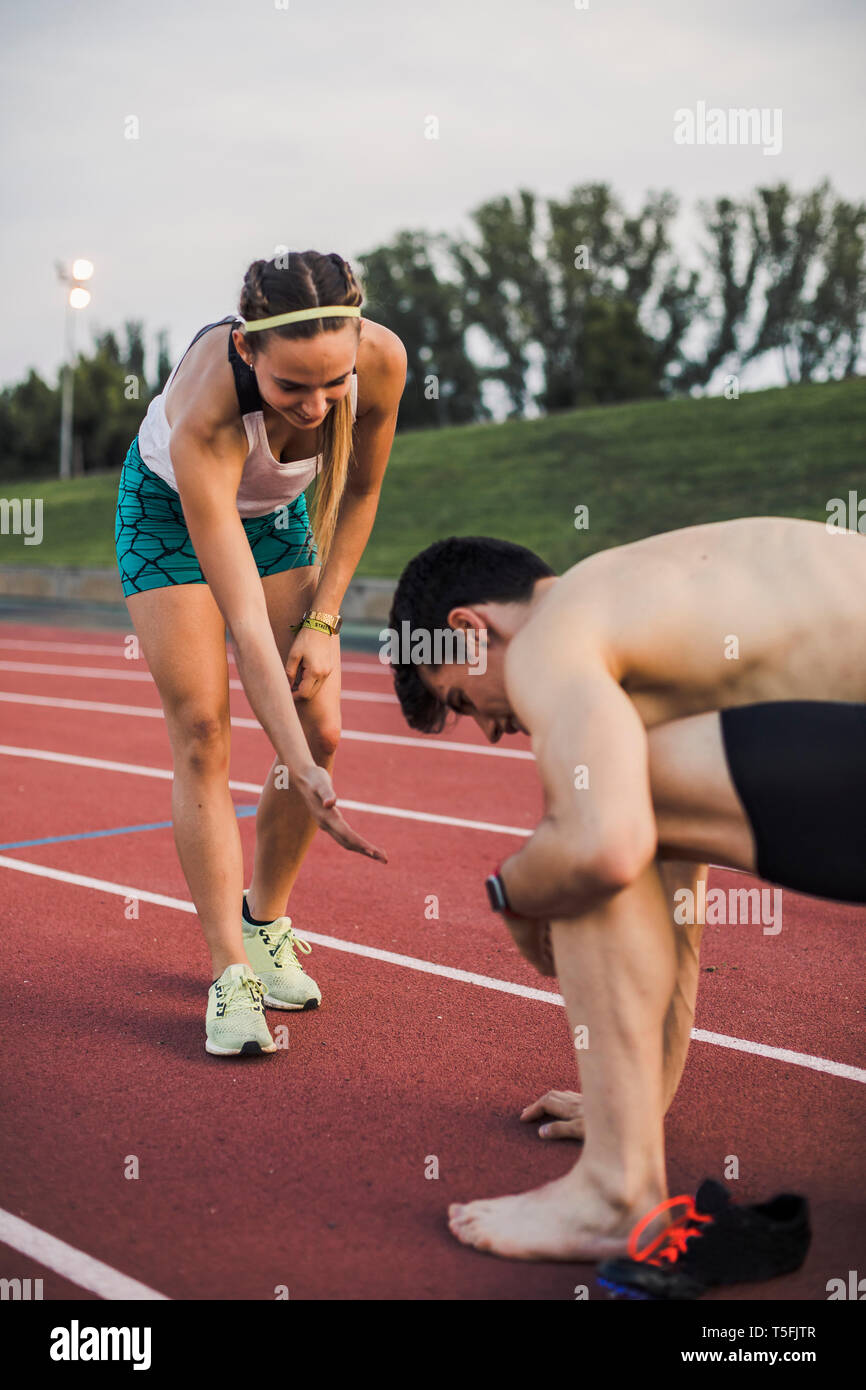Athlète masculin et féminin sur la piste en tartan Banque D'Images