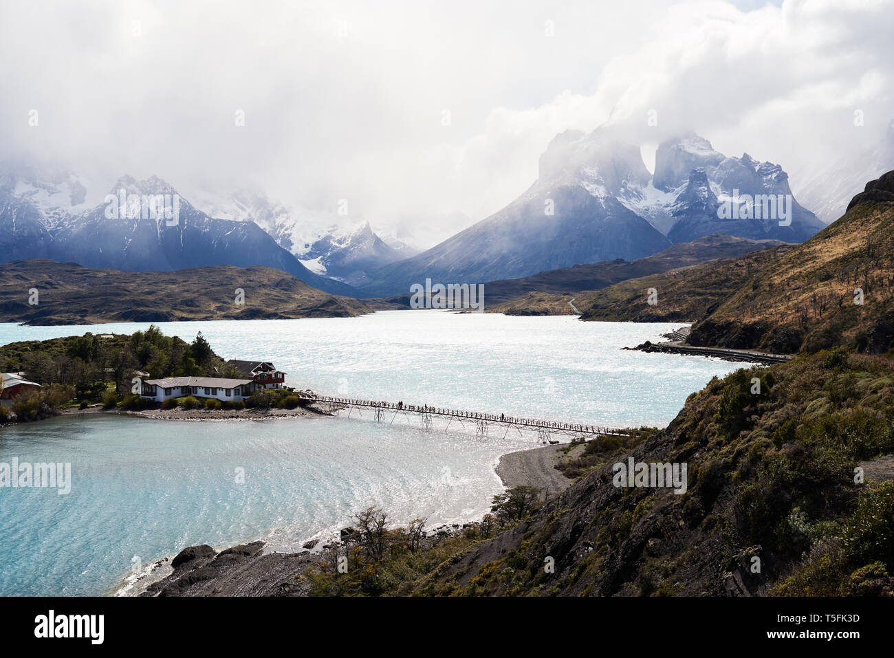 Le Chili, la Patagonie, paysage de rivière et les montagnes du Parc National Torres del Paine Banque D'Images