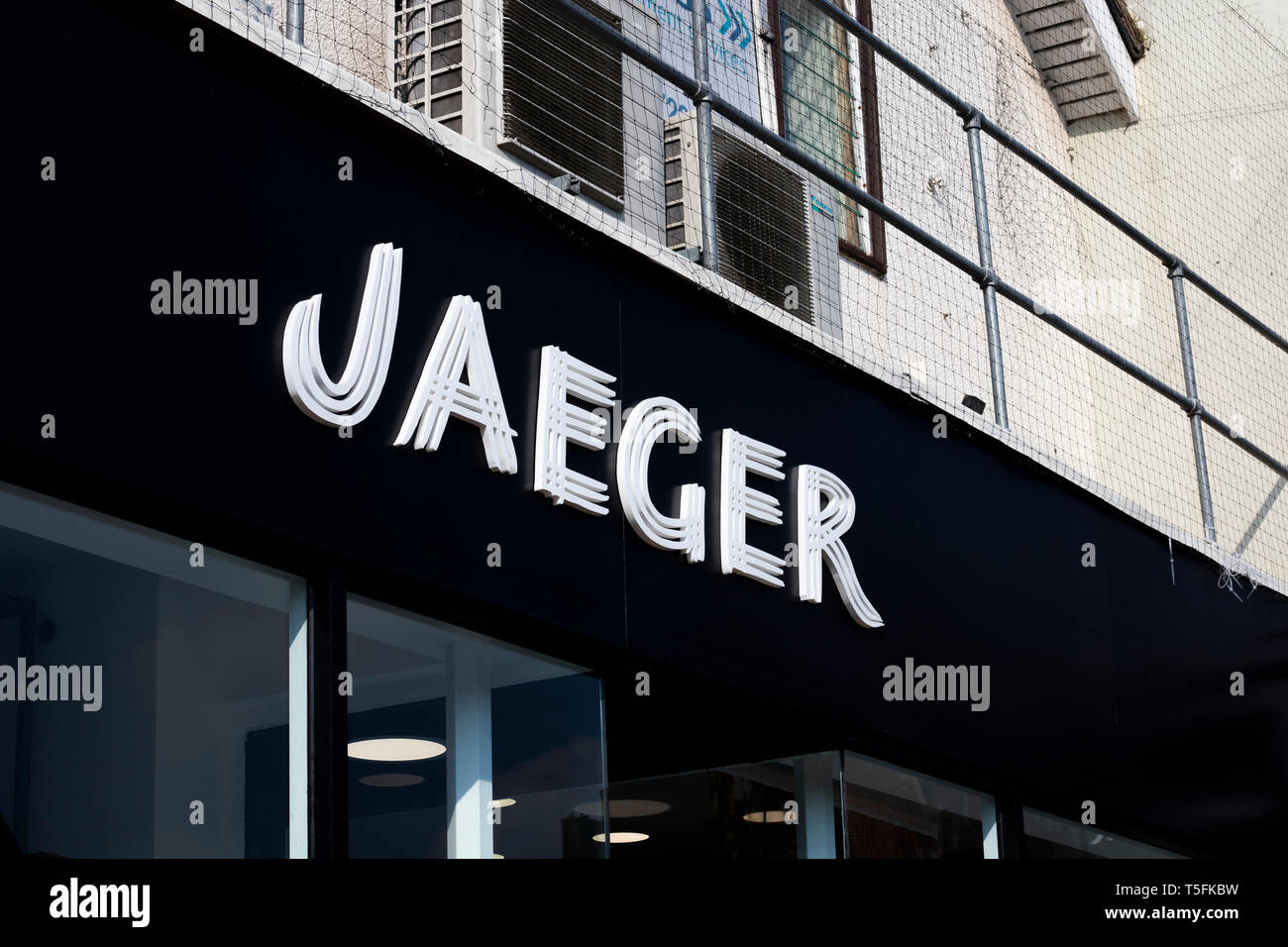 Magasin Jaeger, haut de gamme cher anglais marque de mode et détaillant de  vêtements pour femmes et de vêtements pour homme Photo Stock - Alamy