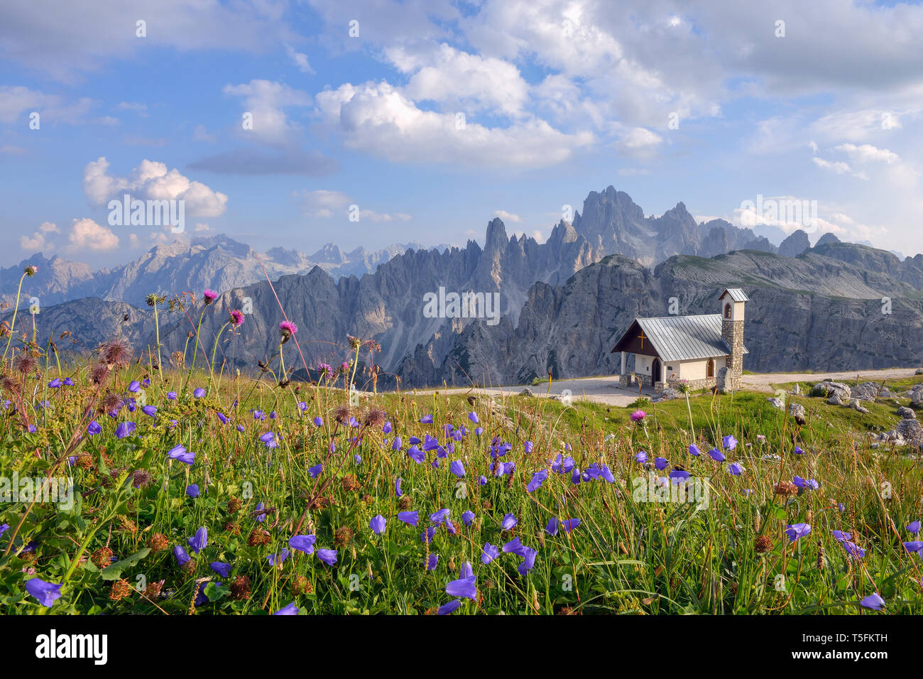Chapelle alpine avec Cadini di Misurina peaks en arrière-plan La province de Belluno, en Vénétie, Dolomites, Italie Banque D'Images