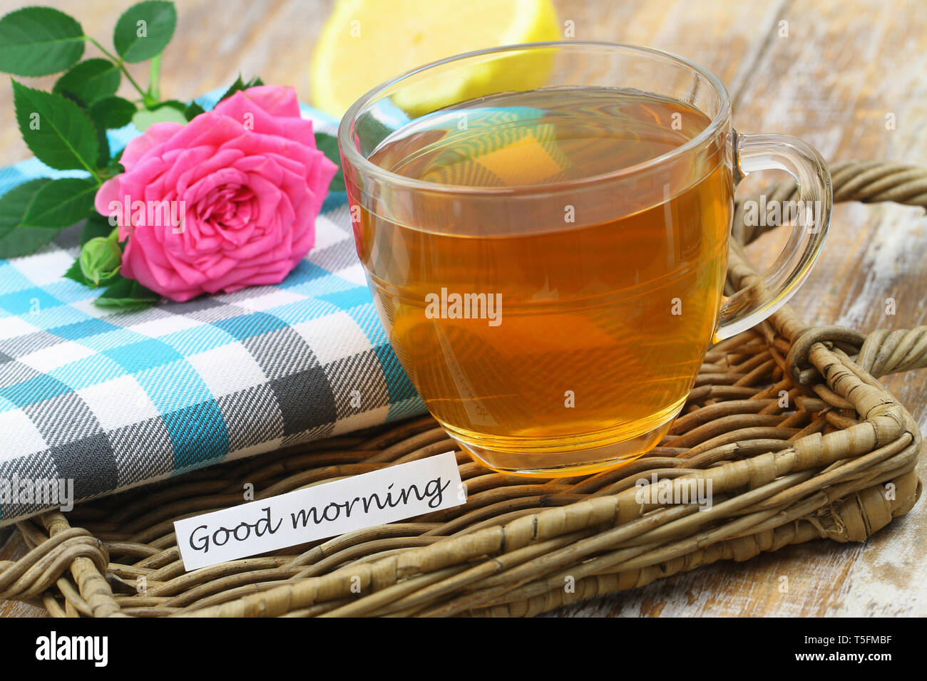 Bonjour carte avec tasse de thé et rose rose Banque D'Images