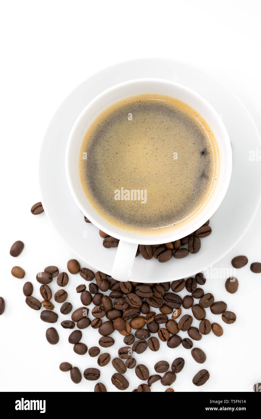Tasse de café avec aspersion de grains de café Banque D'Images