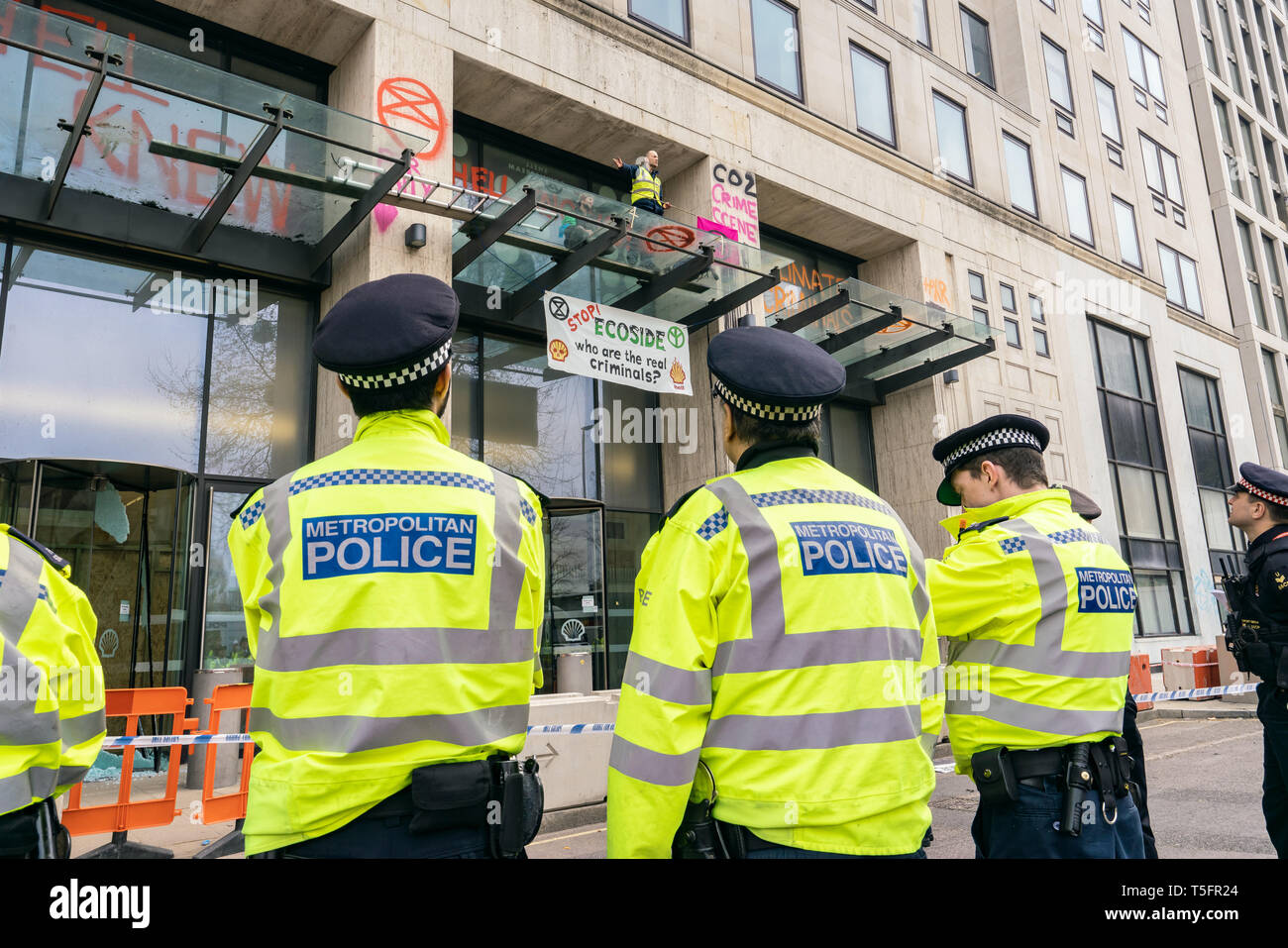 Londres, Royaume-Uni. Apr 16, 2019. Des manifestants lors du siège de Shell à Londres, au Royaume-Uni. Crédit : Vladimir Morozov/akxmedia Banque D'Images