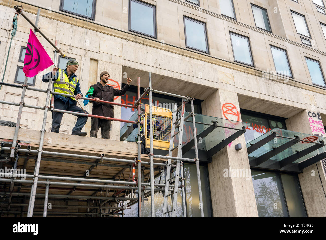 Londres, Royaume-Uni. Apr 16, 2019. Des manifestants lors du siège de Shell à Londres, au Royaume-Uni. Crédit : Vladimir Morozov/akxmedia Banque D'Images