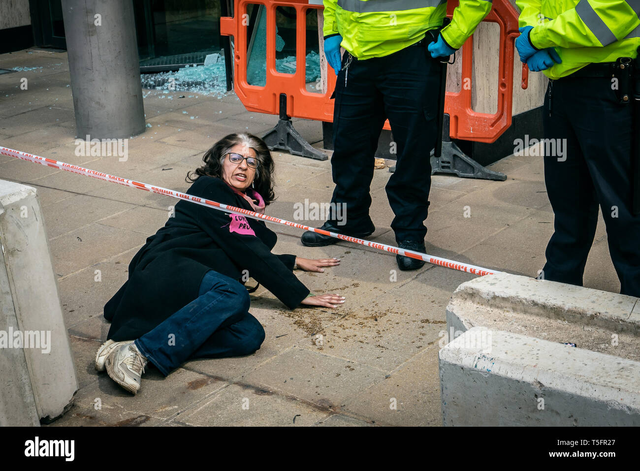 Londres, Royaume-Uni. Apr 16, 2019. Des manifestants lors du siège de Shell à Londres, au Royaume-Uni. Crédit : Vladimir Morozov/akxmedia Banque D'Images