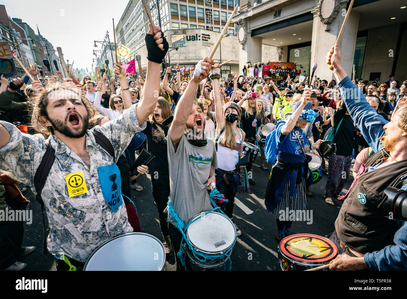 Londres, Royaume-Uni. 17 avr, 2019. Rébellion d'extinction des manifestants lors d'Oxford Circus, Londres UK. Crédit : Vladimir Morozov/akxmedia Banque D'Images