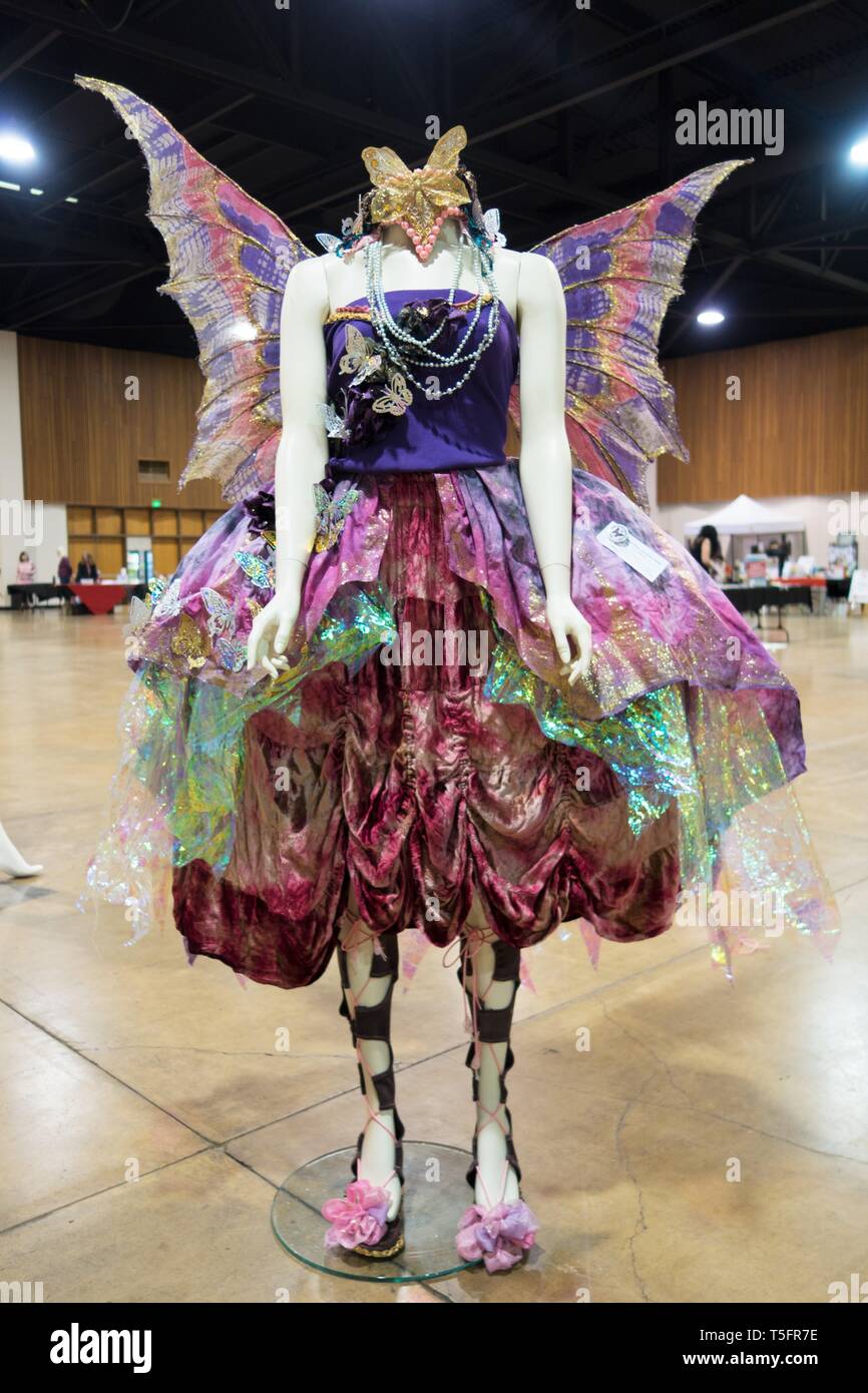 Un conte de costume d'un drap de lit, d'anciens liens, et utilisé du papier, par l'artiste Marcia genou, à l'événement du jour de la Terre se métamorphosent à Eugene, Oregon. Banque D'Images
