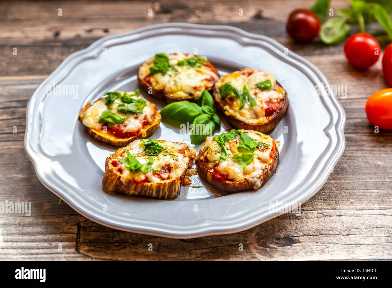 Pizza Aubergine, aubergines tranches avec la sauce tomate et fromage, gratin, low carb Banque D'Images
