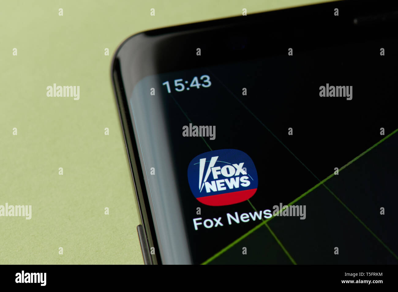 New York, USA - 22 Avril 2019 : Fox News macro icône afficher sur l'écran du smartphone desktop Banque D'Images