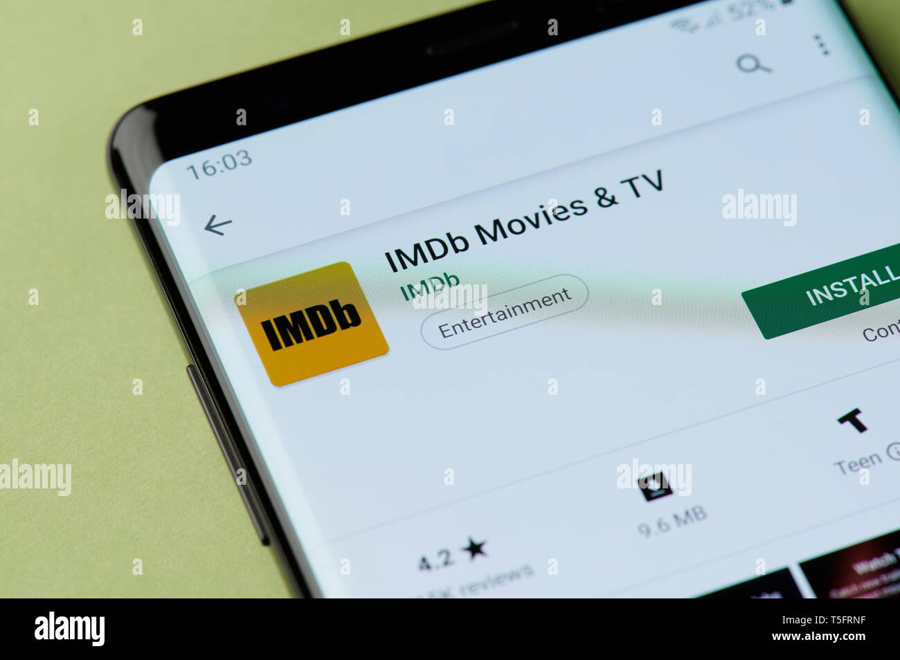 New York, USA - 22 avril 2019 : l'installation de films IMDb outil pour application pour smartphone de google market Banque D'Images