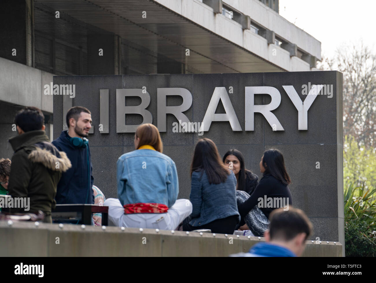 Les étudiants de l'extérieur de la bibliothèque de l'Université d'Edimbourg, Ecosse, Royaume-Uni Banque D'Images