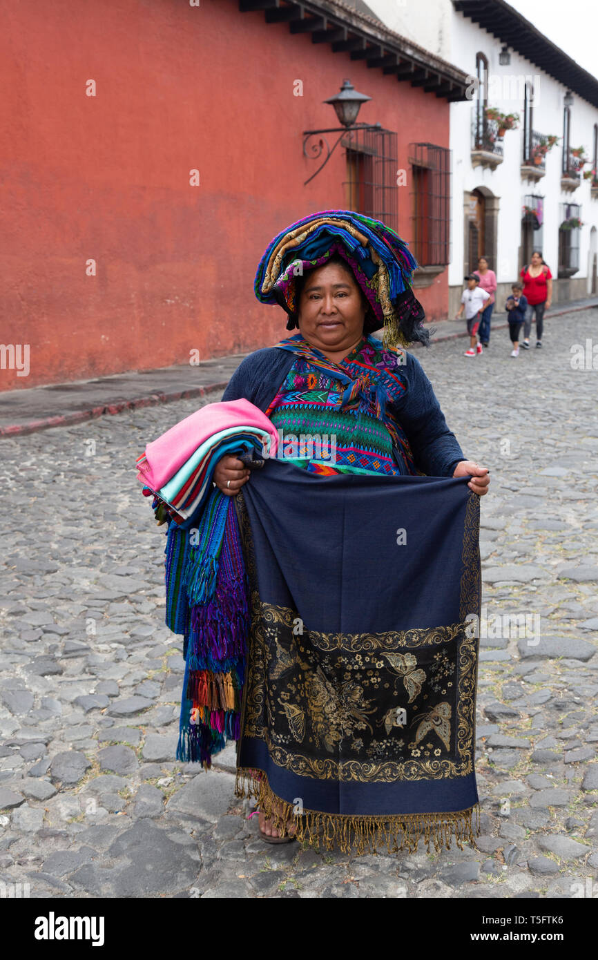Antigua Guatemala - une femme guatémaltèque d'âge moyen de vendre des  écharpes, Antigua, Guatemala Amérique Latine Photo Stock - Alamy