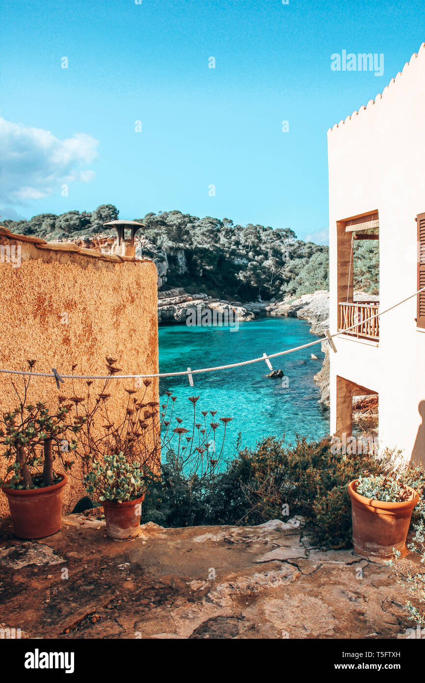 Vue sur la magnifique baie Cala s'Almunia sur l'île des Baléares Mallorca Majorque Banque D'Images