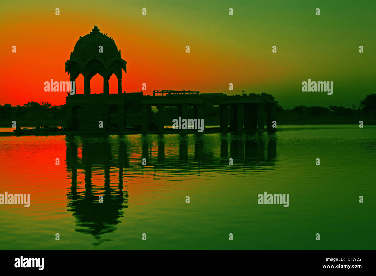 Lever du soleil sur le lac gadisar, Jaisalmer, Rajasthan, Inde, Asie Banque D'Images