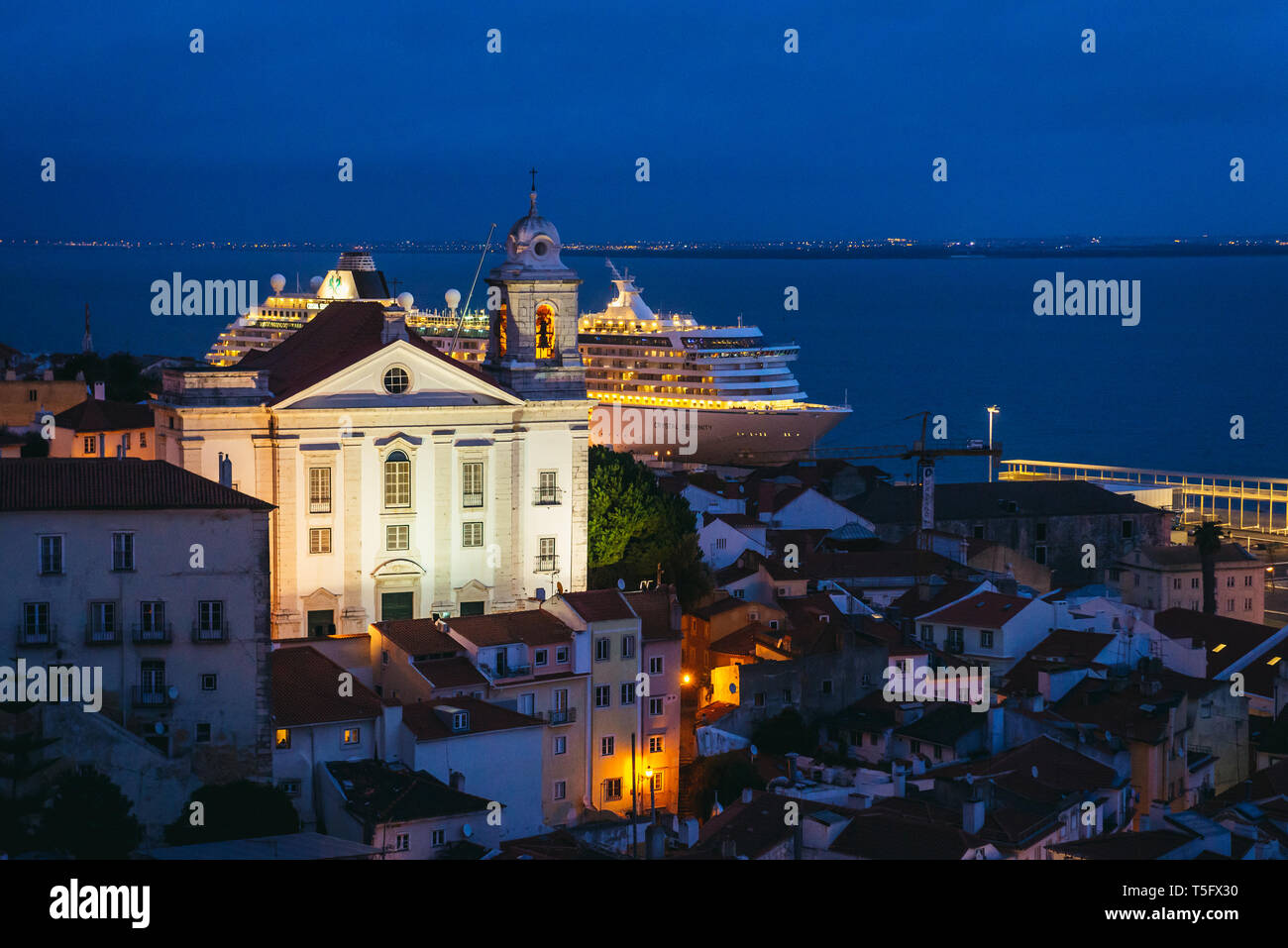 Vue du Miradouro de Santa Luzia et point d'observation dans la ville de Lisbonne, Portugal avec l'église Igreja de Santo Estevao Banque D'Images
