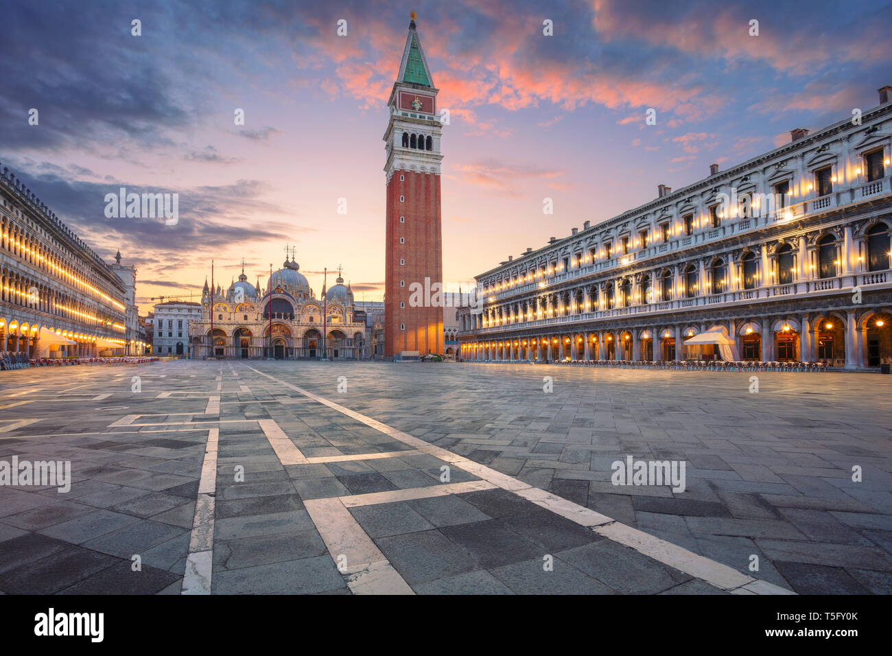 Venise, Italie. Cityscape image de la place Saint Marc à Venise, Italie pendant le lever du soleil. Banque D'Images