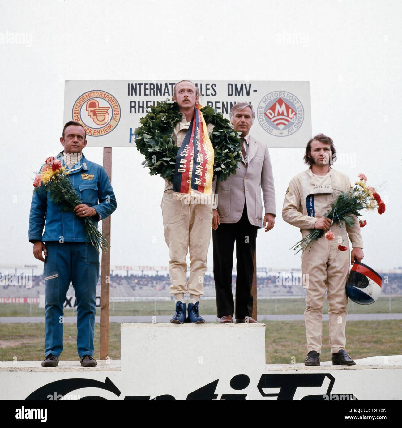 Die Gewinner stehen Rennens und auf dem Podest im d'Hockenheim, Deutschland 1970 er. Les gagnants d'une course sont sur le podium dans le circuit d'Hockenheim, Allemagne 1970 Banque D'Images