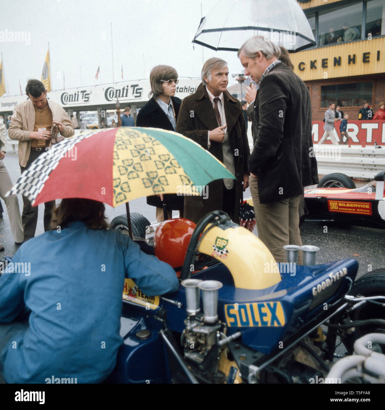 Joachim und sein Sohn Thomas Fuchsberger bei einer Besprechung abseits der Strecke, Hockenheim 1970 er. Joachim et son fils Thomas Fuchsberger lors d'une réunion en dehors de la piste, d'Hockenheim 1970 Banque D'Images