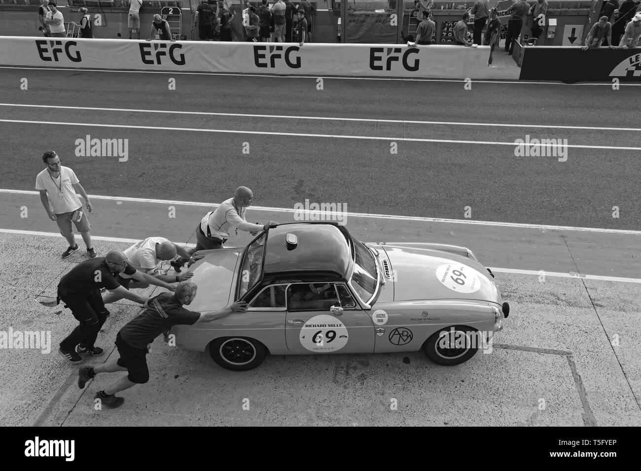 LE MANS, FRANCE, le 7 juillet 2018 : dans les fosses durant Le Mans Classic. Aucun autre événement dans le monde rassemble tant de vieilles voitures de course à la même place que la L Banque D'Images