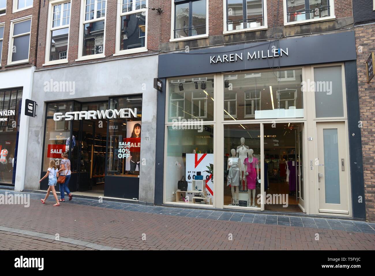 AMSTERDAM, Pays-Bas - 8 juillet 2017 : Les gens magasinent à la rue Leidsestraat à Amsterdam. Amsterdam est la capitale des Pays-Bas, avec la population Banque D'Images