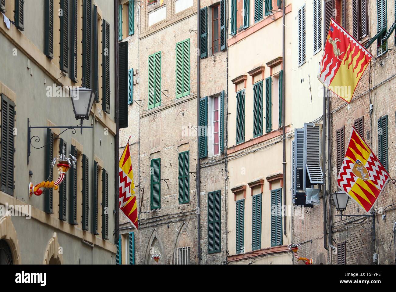 Sienne, Italie. La vieille ville est divisée en quartiers (contrade) traditionnel avec des drapeaux et couleurs. Valdimontone (vallée de la Ram). Banque D'Images
