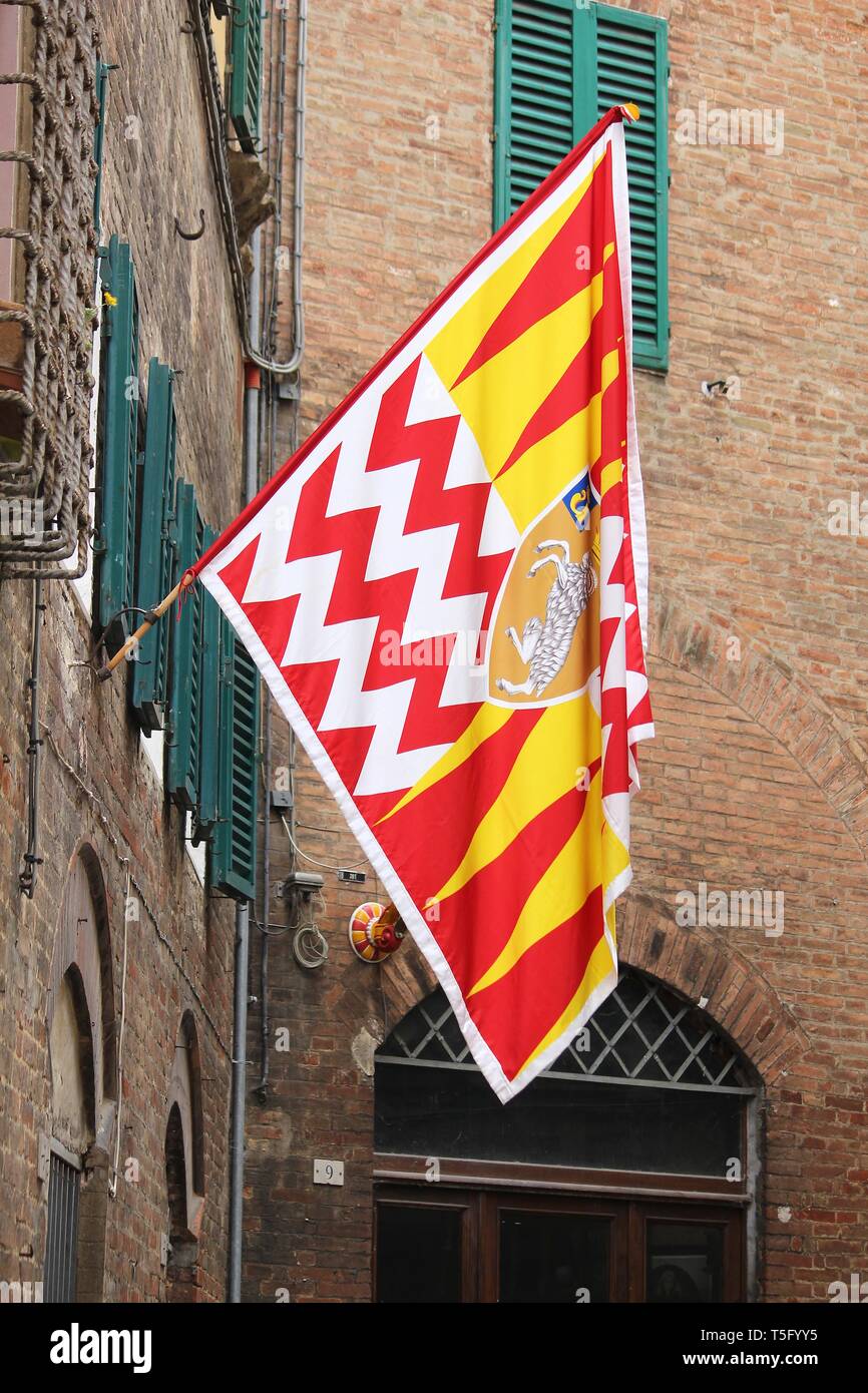 Sienne, Italie. La vieille ville est divisée en quartiers (contrade) traditionnel avec des drapeaux et couleurs. Valdimontone (vallée de la Ram). Banque D'Images