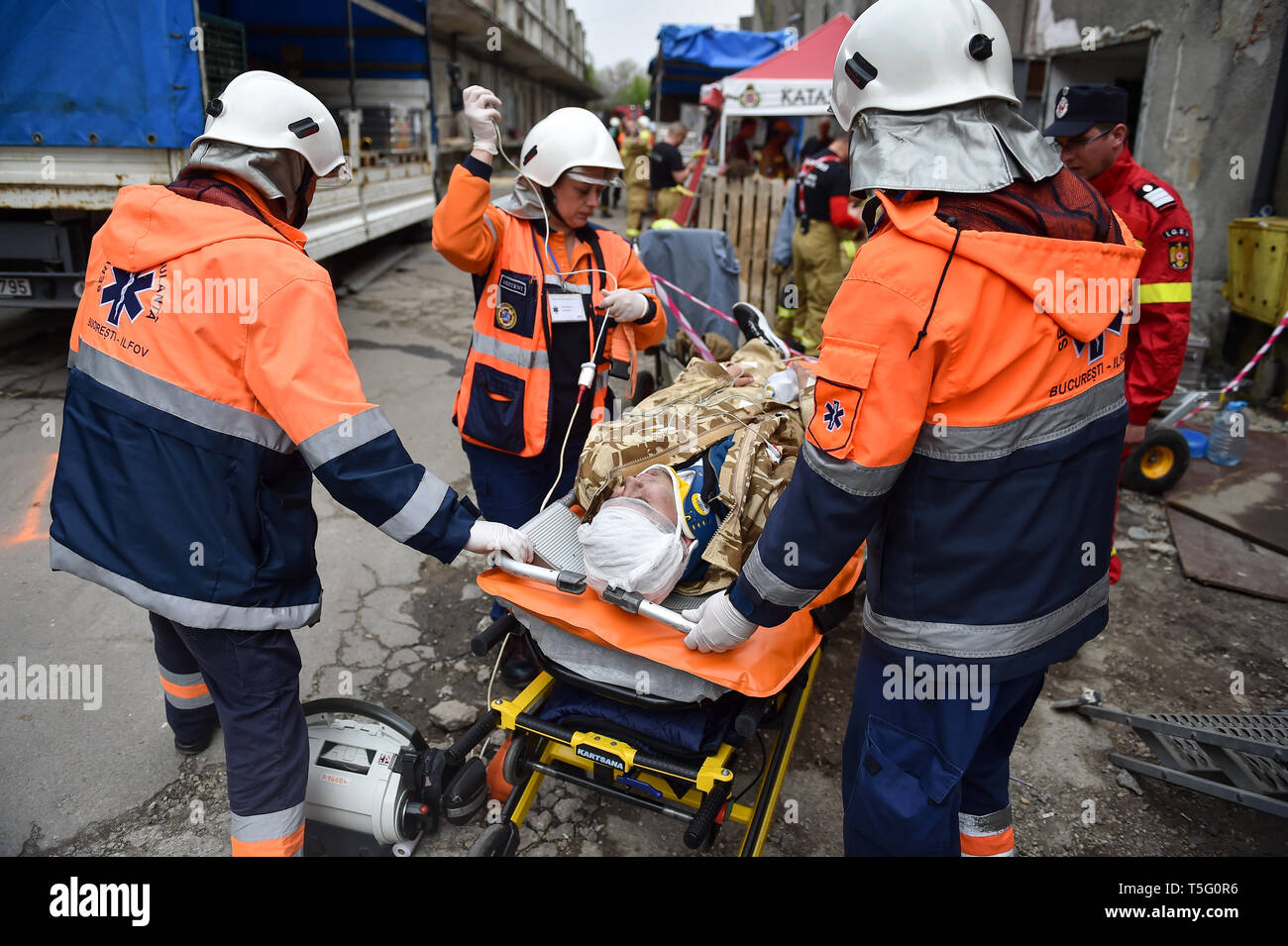 Bucarest, Roumanie - 10 avril 2019 : l'équipe de sauvetage d'urgence en action au cours de l'exercice médical les plus complexes dans l'histoire de l'OTAN, guerrier vigoureux Banque D'Images
