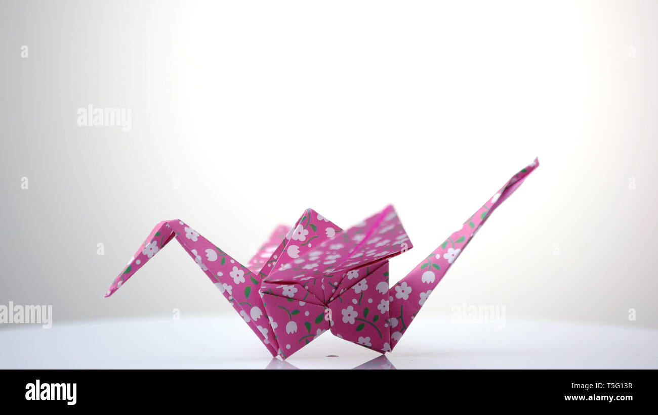 L'origami japonais traditionnels colorés oiseau. Banque D'Images