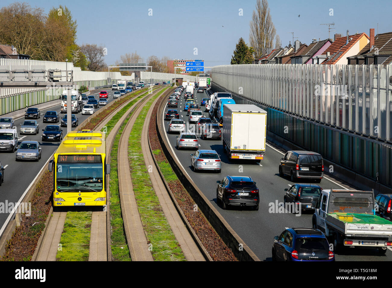 Essen, Ruhr, Rhénanie du Nord-Westphalie, Allemagne - le trafic de banlieue sur l'autoroute a40, le trafic de bus et en voiture, un écran antibruit réduit le bruit dépollution Banque D'Images