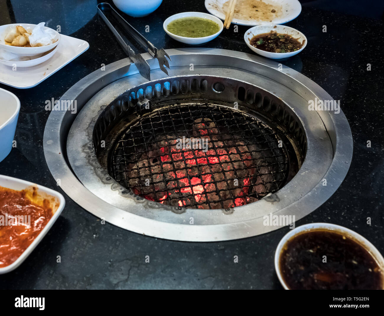 Poêle grill vide après le repas dans le restaurant japonais. Banque D'Images