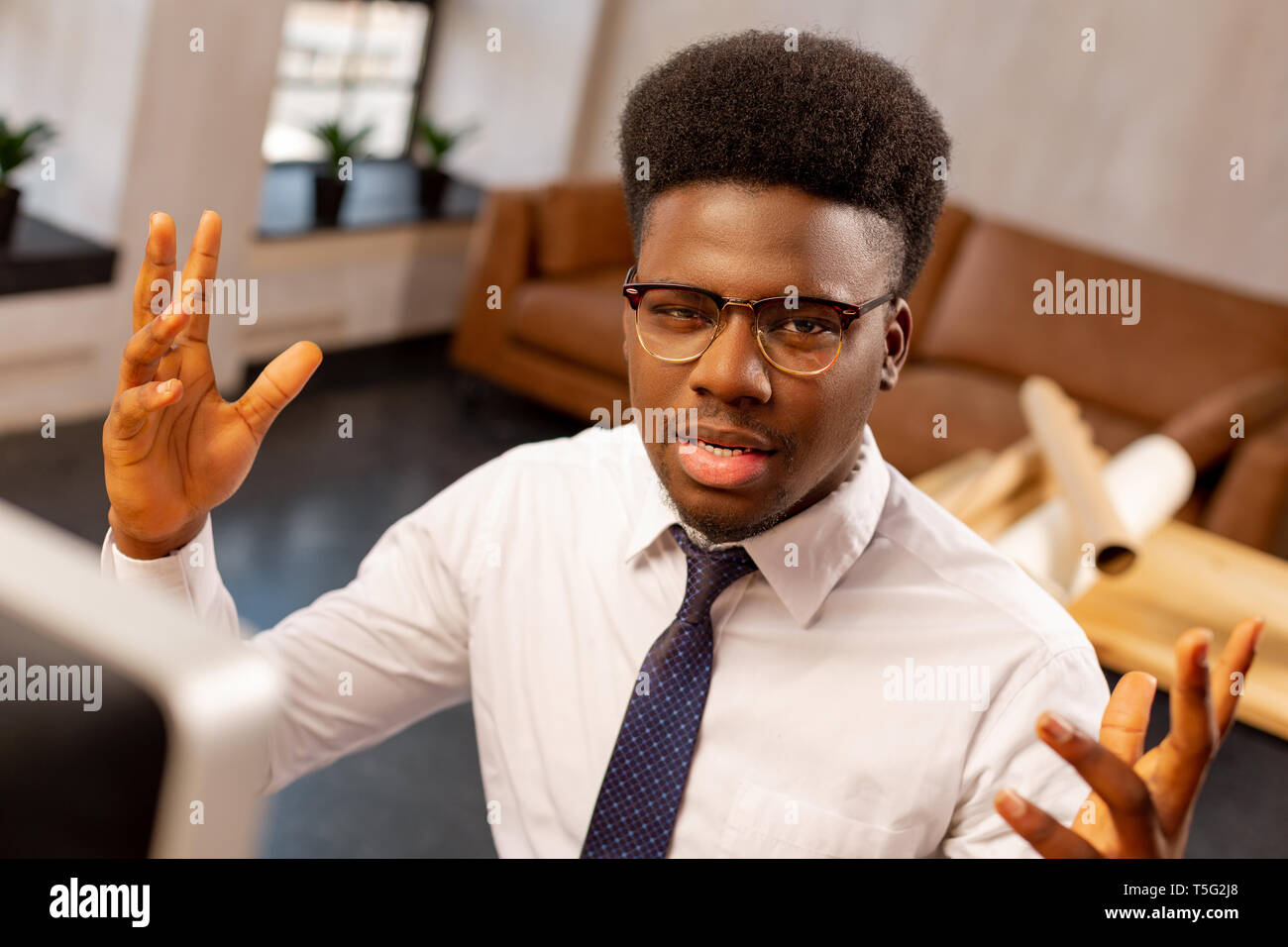 Visage d'un employé de bureau émotionnel de nice Banque D'Images