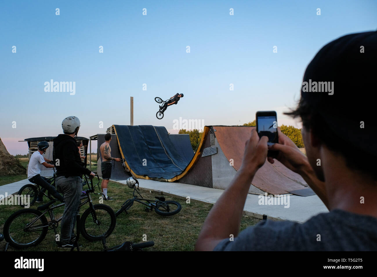 SAINTE-FOY-DE-PEYROLIÈRES, FRANCE - 05 août : un homme filmant Istvan Caillet faisant des acrobaties dans un bmx park, Occitanie, Sainte-Foy-de-Peyrolières, France le 05 août 2018 à sainte-Foy-de-peyrolières, France. Banque D'Images