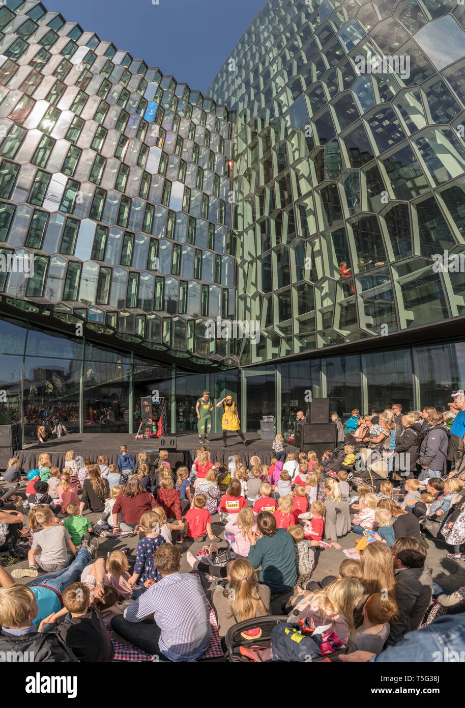 Les enfants regarder un spectacle, Festival d'été, Journée Culturelle, Reykjavik, Islande Banque D'Images