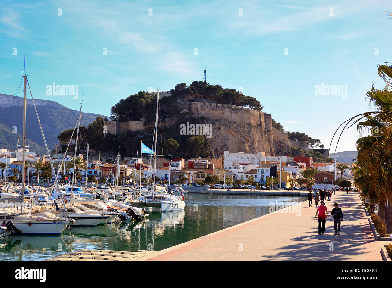 Dénia château vu du port de plaisance d'El Portet, Dénia, Costa Blanca, Espagne Banque D'Images