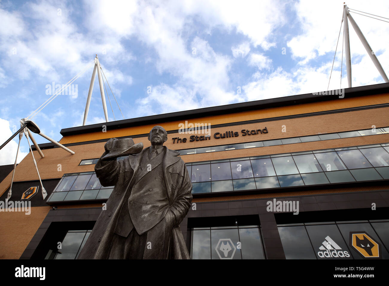 La statue de Stan Cullis en dehors de son stand nommé au sol avant le premier match de championnat à Molineux, Wolverhampton. Banque D'Images