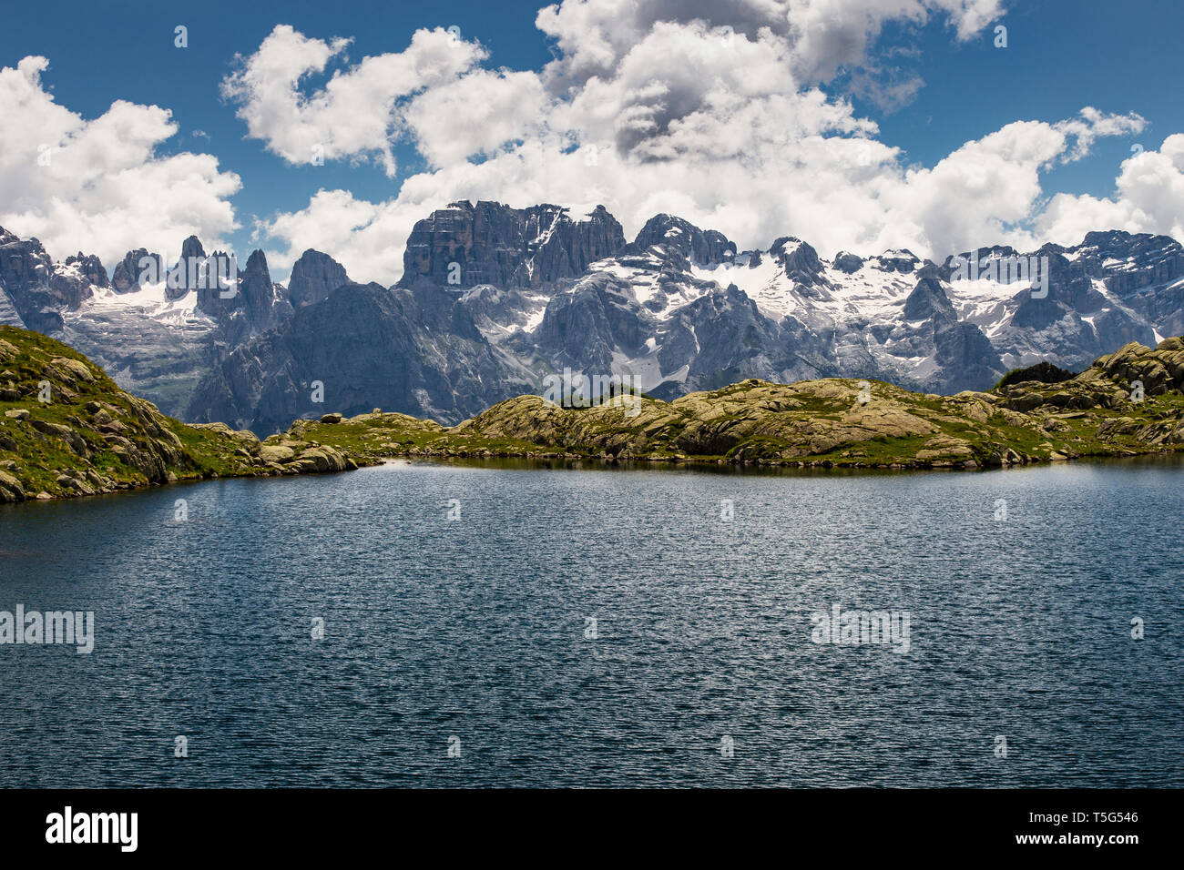 Les Dolomites de Brenta, vue du lac alpin 'Lago Nero'. Cornisello, vallée de Nambrone, Pinzolo. Parc naturel Adamello Brenta. Trentin. Alpes italiennes. Banque D'Images