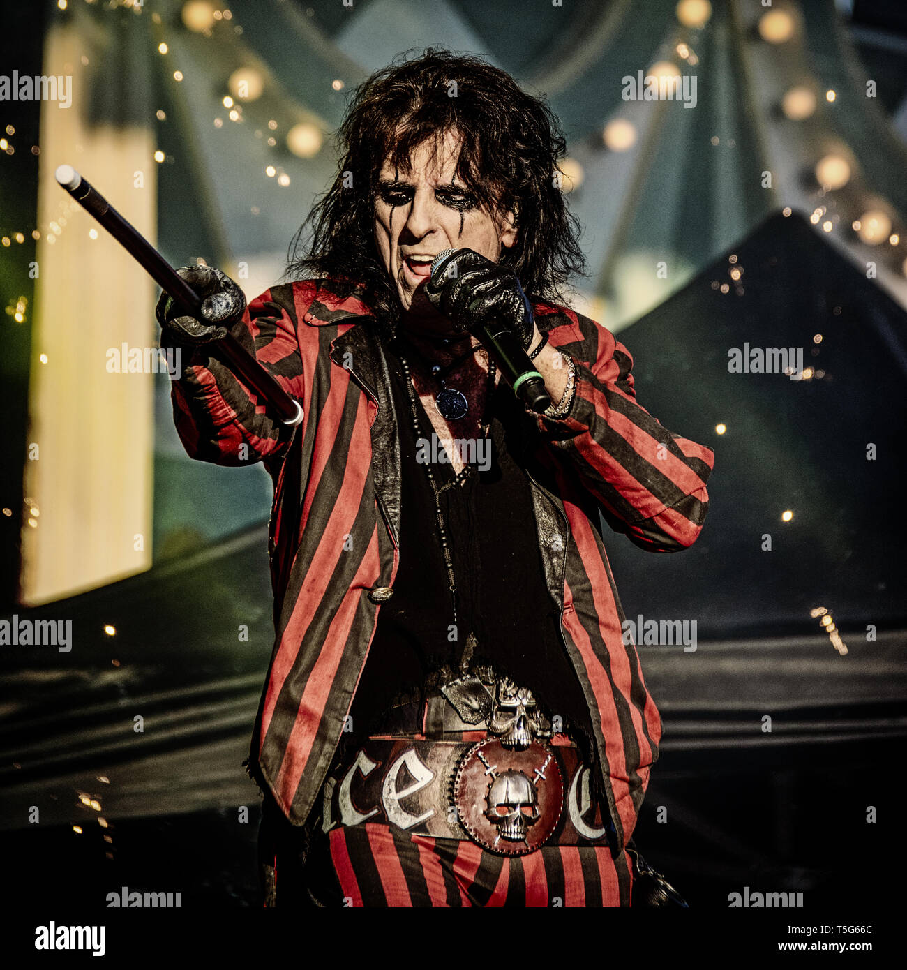 Alice Cooper avec son groupe jouant à Stockholm troisième de juillet 2015 au parc d'attractions Gröna Lund. Banque D'Images