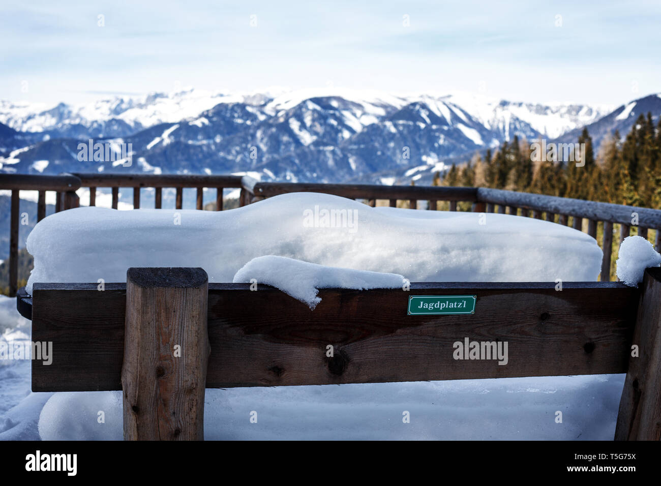Grande quantité de neige sur un banc avec vue sur les Alpes dans les Alpes européennes en hiver froid Banque D'Images