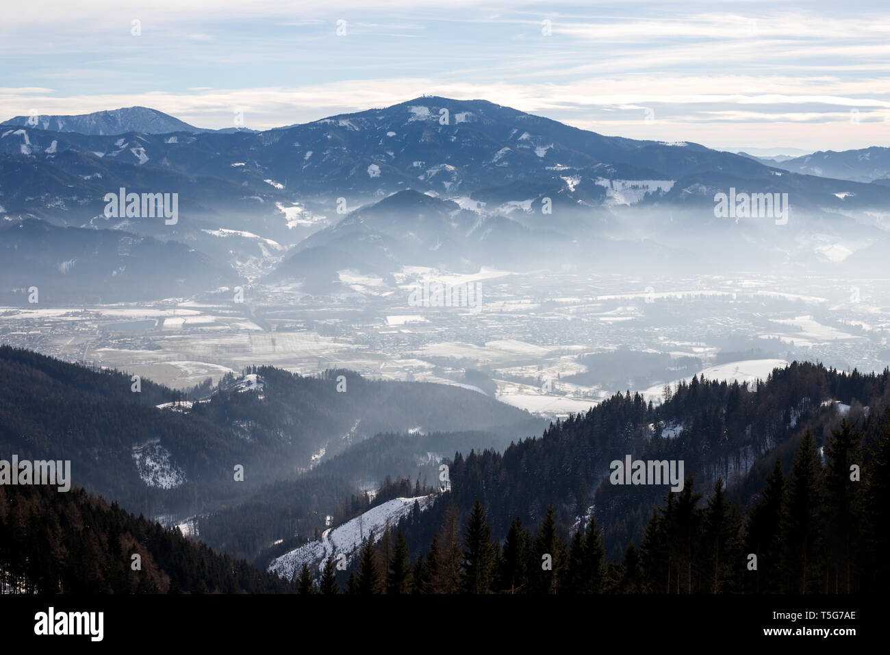 Panorama d'hiver alpin avec une vallée et montagnes en alpes européennes Banque D'Images