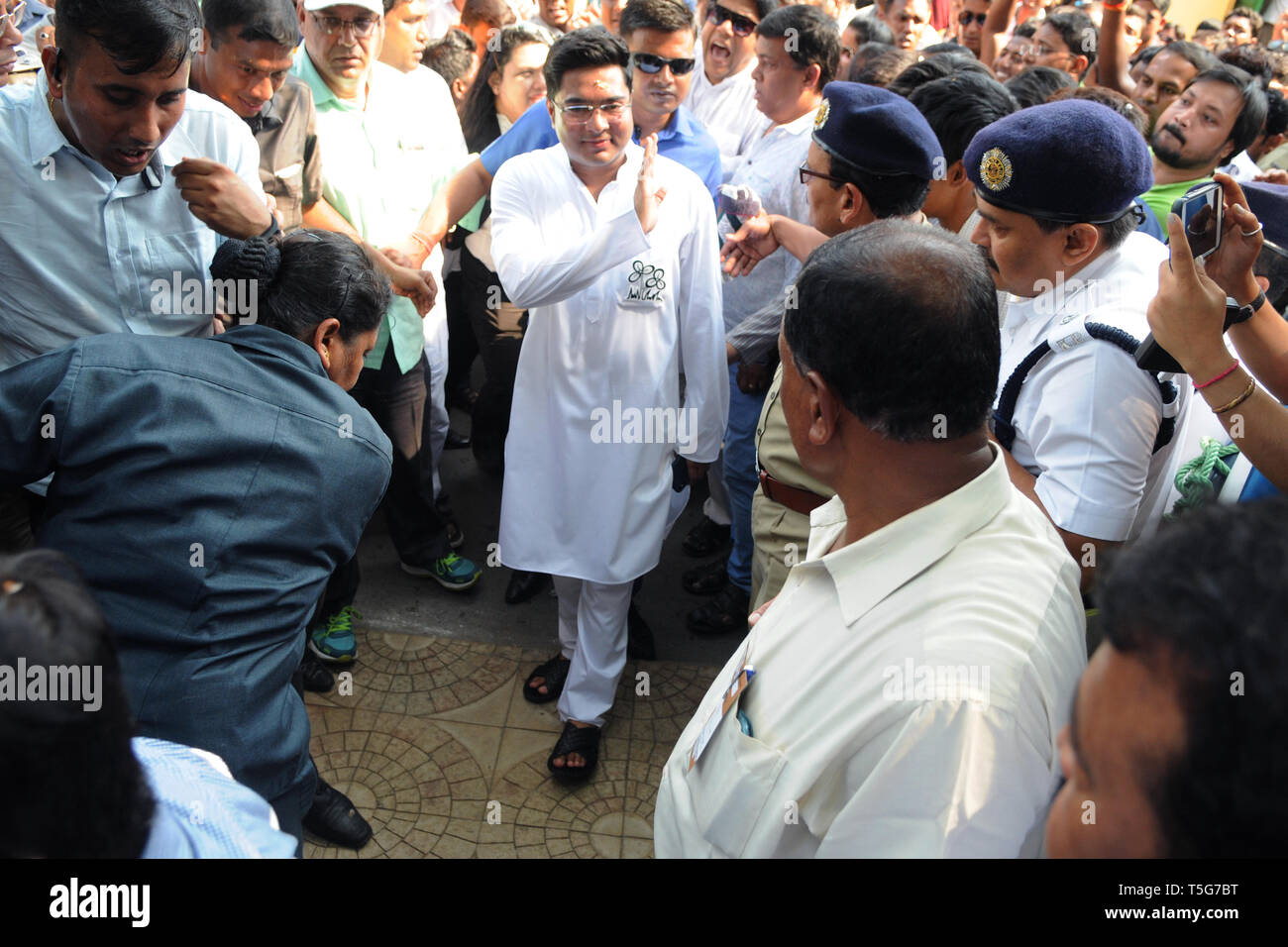 Kolkata, Inde. Apr 24, 2019. Congrès Trinamool ou TMC candidat pour Diamond Harbour circonscription Abhishek Banerjee (au milieu) lors de la soumission de sa candidature pour l'élection 2019 Lok Sabha. Credit : Saikat Paul/Pacific Press/Alamy Live News Banque D'Images