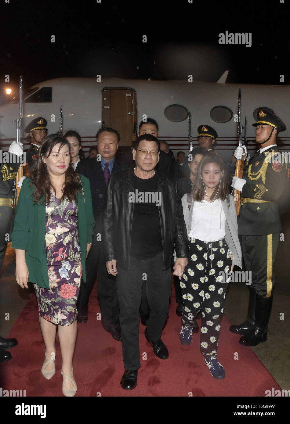 (190424) -- BEIJING, 24 avril 2019 (Xinhua) -- La présidente philippine Rodrigo Duterte arrive à Pékin, capitale de la Chine, le 24 avril 2019, à la deuxième ceinture et Road Forum pour la coopération internationale (BRF). (Xinhua/Li Xin) Banque D'Images