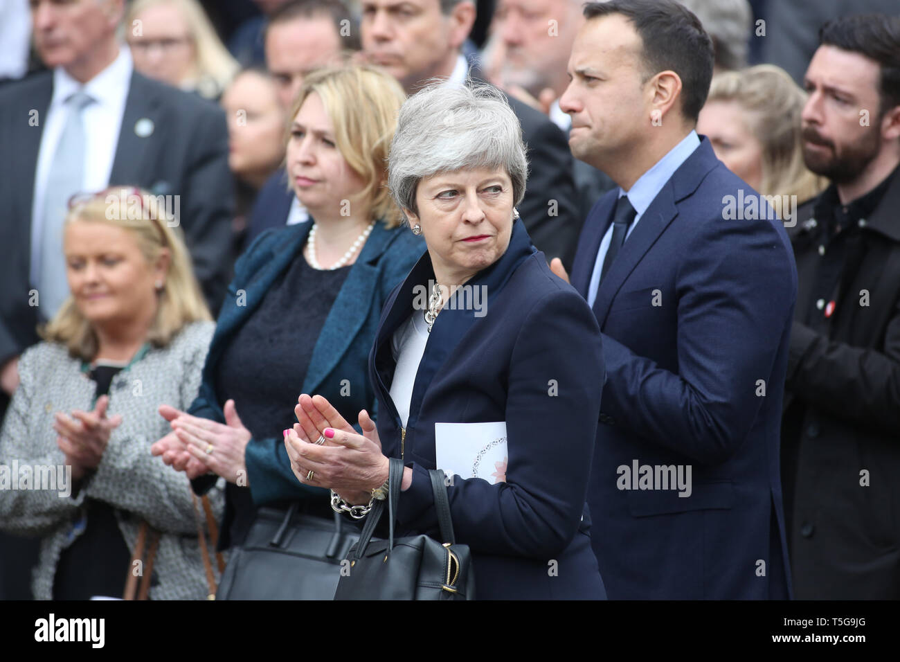 Belfast, County Antrim, Northern Ireland, 24 avril, 2019 - Premier ministre britannique Theresa May et Taoiseach Irlandais, Leo Varadkar applaudir d'en deuil après les funérailles de Mme Lyra McKee en dehors de St Anne's Cathedral, Donegall Street, Belfast après les funérailles de Mme McKee. Mme McKee, un des journalistes, 29, a reçu une balle dans la tête jeudi soir tout en observant des émeutes au Cœur du domaine Creggan. La nouvelle IRA a admis la responsabilité de l'assassinat du journaliste Lyra McKee. Paul McErlane/Alamy Live News Banque D'Images