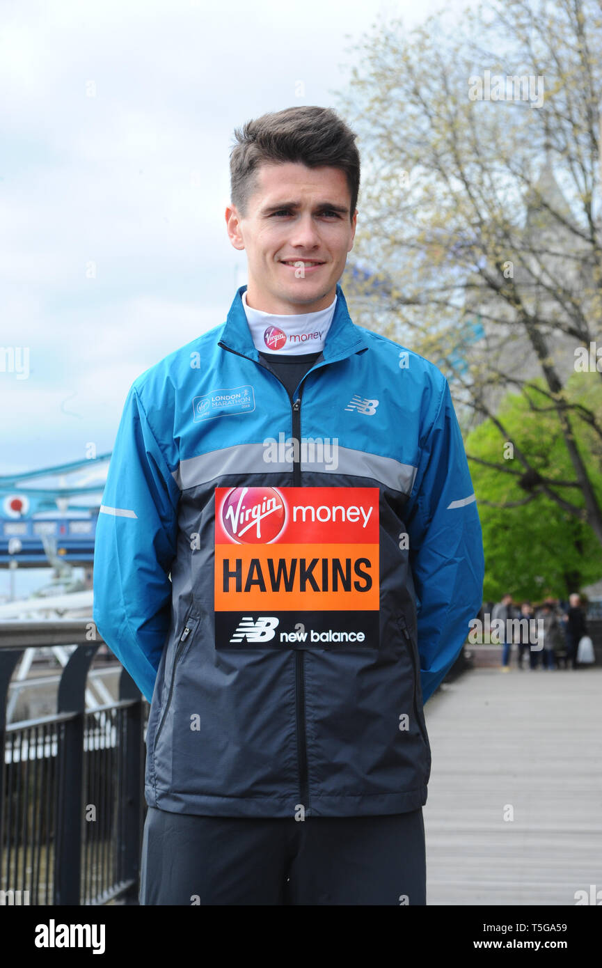 Callum Hawkins voit pendant le marathon des athlètes britanniques appel photo Tower Hotel à Londres. Banque D'Images