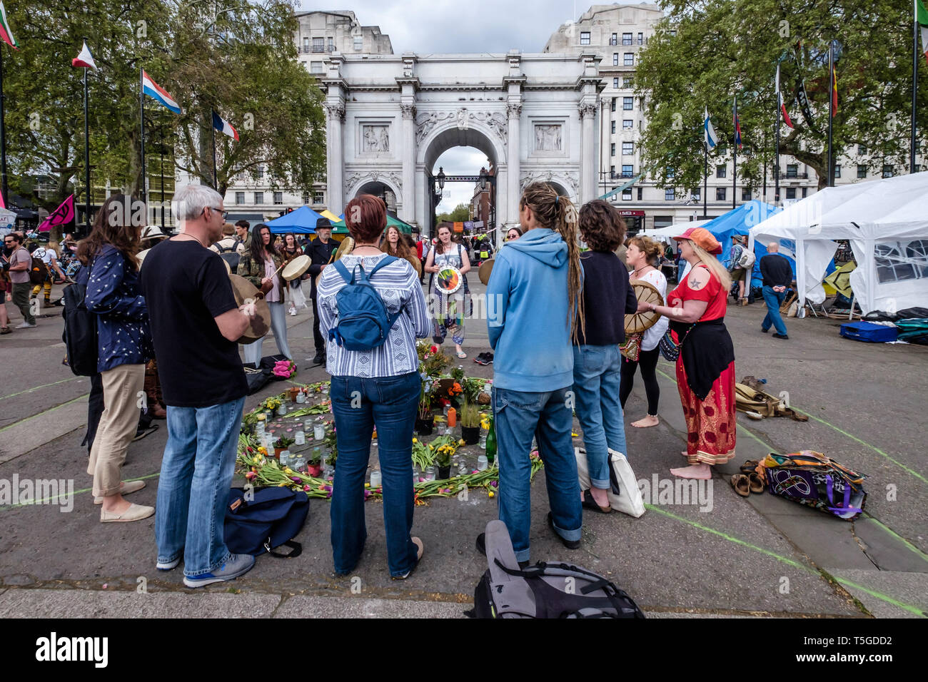 Londres, Royaume-Uni. 24 avril 2019. Les gens autour du tambour à fleurs le Sri Lanka victimes à Marble Arch. La police a été suppression de personnes bloquant la rue Oxford, le dernier bloc de la route autour de Marble Arch cet après-midi. Certaines personnes ont été verrouillé sur et être soigneusement découpée par des officiers, tandis que d'autres assis tranquillement entouré par la police et a attendu d'être arrêté alors qu'une petite foule vu par plusieurs lignes d'agents de police a tenté de les amener à s'éloigner. Du Marble Arch la protestation a continué avec des tambours et de la danse, de la nourriture et des centaines de tentes. Peter Marshall/Alamy Live News Banque D'Images