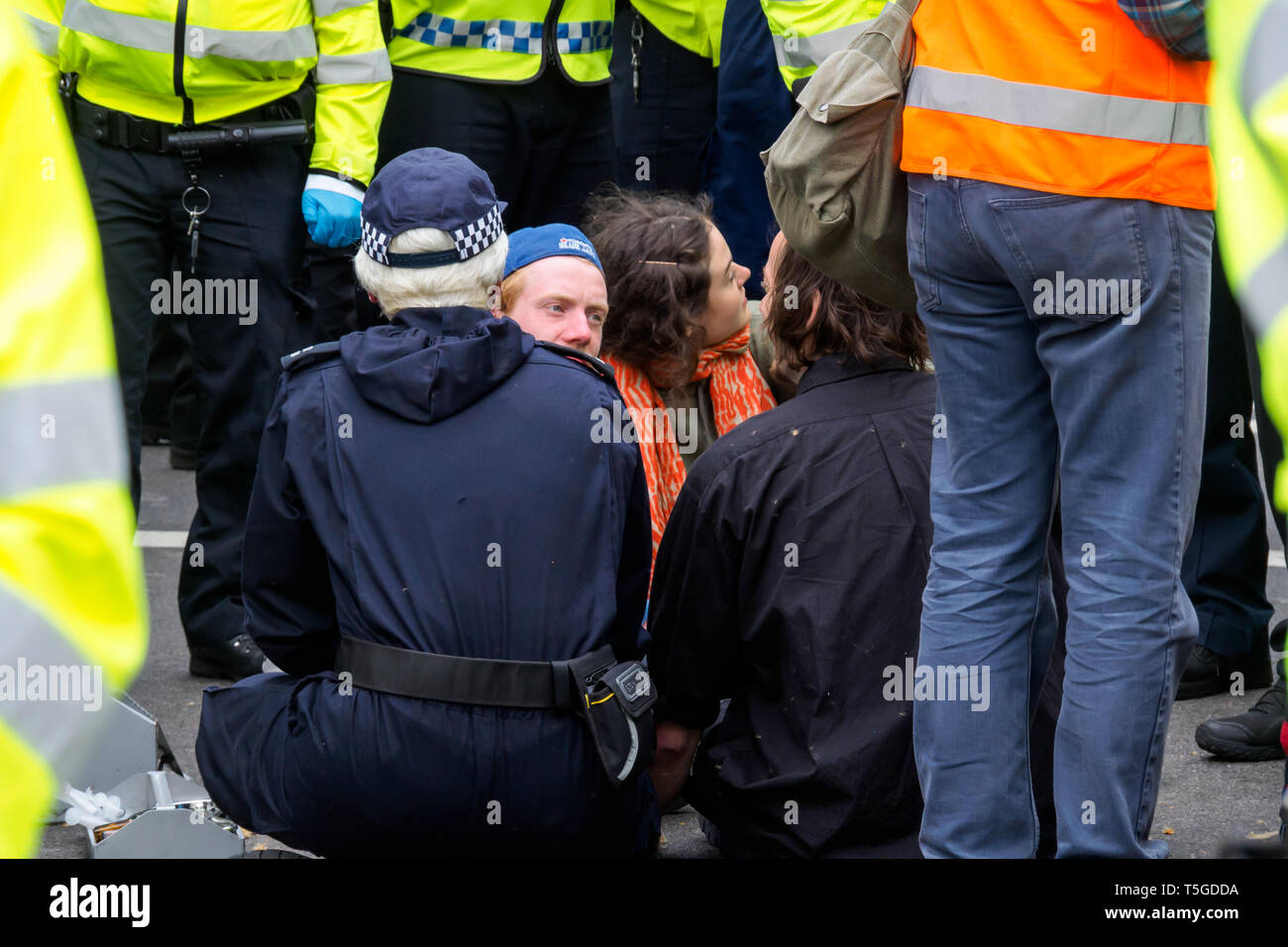 Londres, Royaume-Uni. 24 avril 2019. La police a été suppression de personnes bloquant la rue Oxford, le dernier bloc de la route autour de Marble Arch cet après-midi. Certaines personnes ont été verrouillé sur et être soigneusement découpée par des officiers, tandis que d'autres assis tranquillement entouré par la police et a attendu d'être arrêté alors qu'une petite foule vu par plusieurs lignes d'agents de police a tenté de les amener à s'éloigner. Du Marble Arch la protestation a continué avec des tambours et de la danse, de la nourriture et des centaines de tentes. Peter Marshall/Alamy Live News Banque D'Images