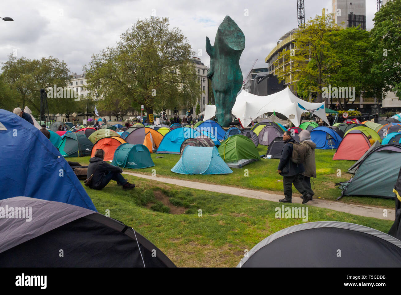 Londres, Royaume-Uni. 24 avril 2019.quelques-unes des tentes à Marble Arch. La police a été suppression de personnes bloquant la rue Oxford, le dernier bloc de la route autour de Marble Arch cet après-midi. Certaines personnes ont été verrouillé sur et être soigneusement découpée par des officiers, tandis que d'autres assis tranquillement entouré par la police et a attendu d'être arrêté alors qu'une petite foule vu par plusieurs lignes d'agents de police a tenté de les amener à s'éloigner. Du Marble Arch la protestation a continué avec des tambours et de la danse, de la nourriture et des centaines de tentes. Peter Marshall/Alamy Live News Banque D'Images