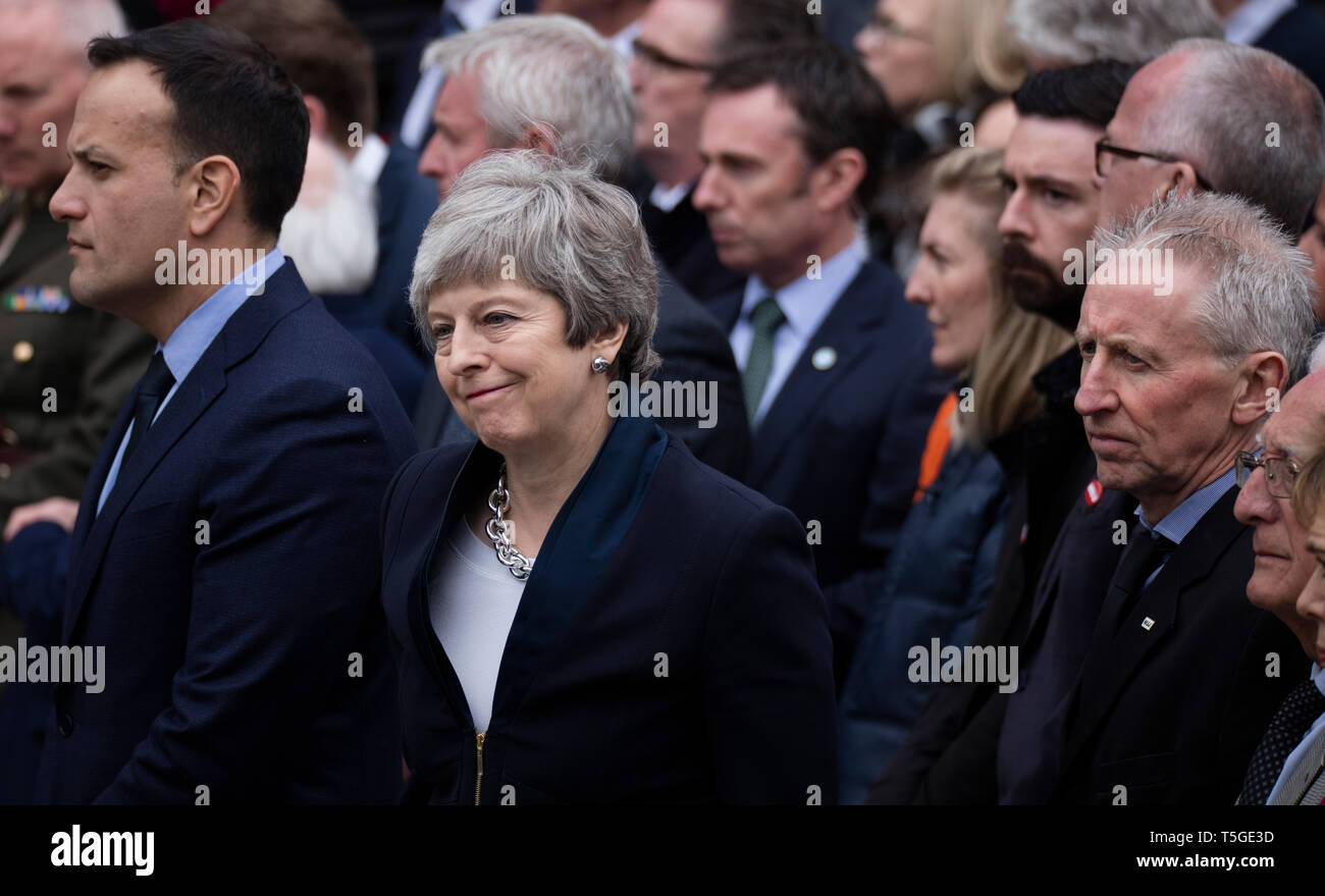 Le Premier ministre britannique Theresa peut se joint au Premier ministre irlandais Leo Varadkar manger les funérailles d'un nouveau journaliste, victime de meurtre IRA Lyra McKee, à Belfast, Irlande du Nord. Banque D'Images