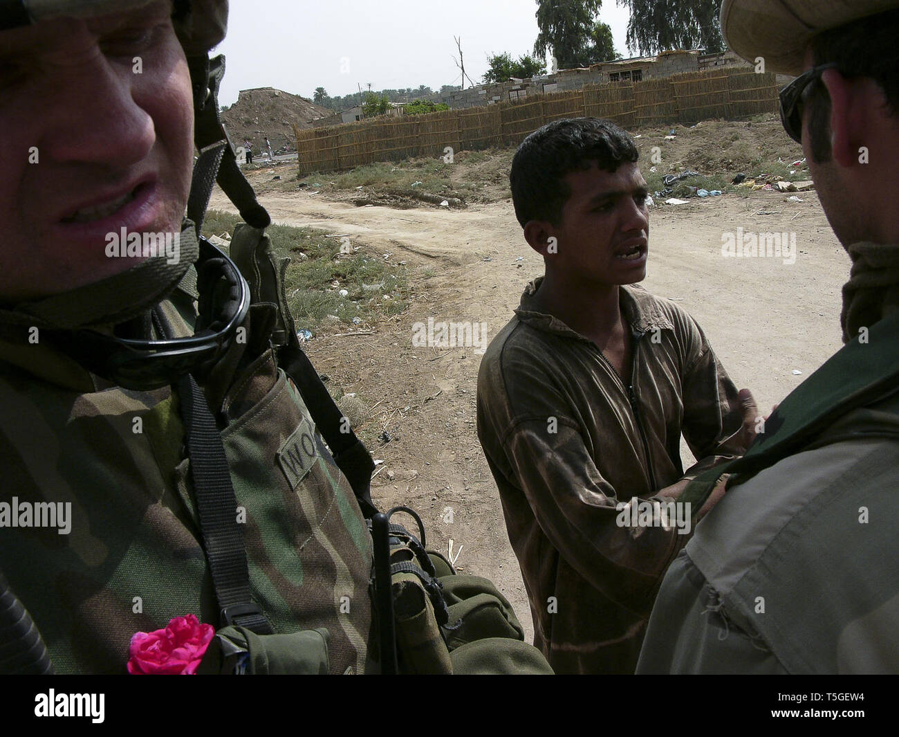 Bagdad, Bagdad, Irak. 18 Oct, 2004. Un garçon parle à un traducteur de l'armée américaine lors d'une patrouille à Bagdad, le 18 octobre 2004.Le garçon agité vers le bas la patrouille de police irakienne et dit, qui se tenaient à proximité, abusaient de lui. Credit : Bill Putnam/ZUMA/Alamy Fil Live News Banque D'Images